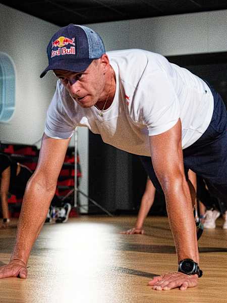 La planche est un exercice de musculation sans matériel (au poids de corps) simple et crucial.