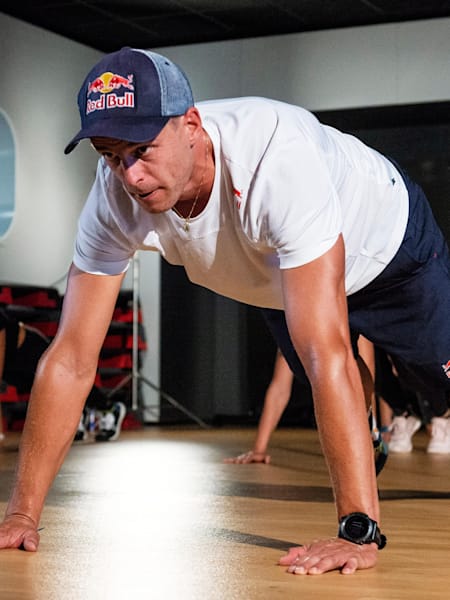 La planche est un exercice de musculation sans matériel (au poids de corps) simple et crucial.