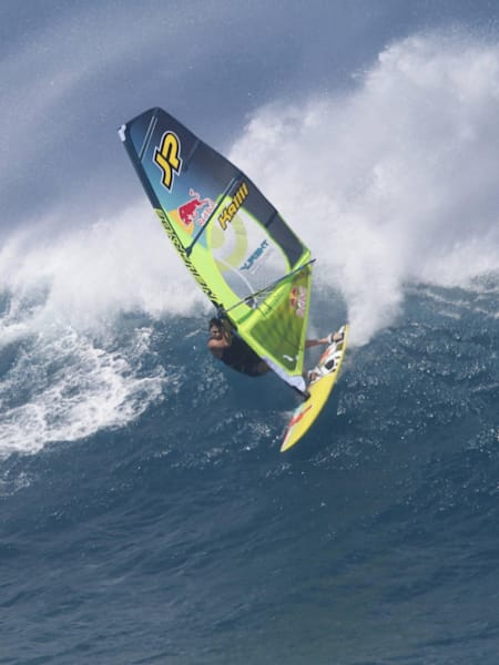 Le windsurfeur Jason Polakow en action en windsurf sur une vague géante à Maui, à Hawaii, en 2017.