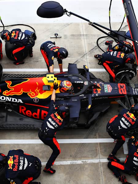 El equipo Red Bull Racing realizó regularmente paradas en boxes de menos de dos segundos.