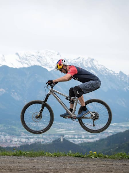 Comment faire un bunny hop ou saut du lapin en vélo VTT ?
Thomas Öhler à Innsbruck, en Autriche.
