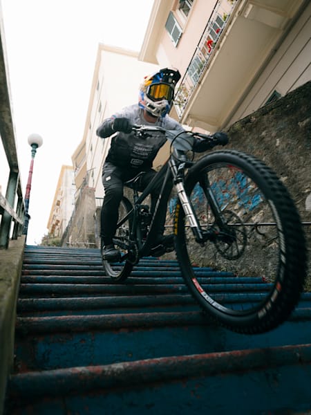 Tomas Slavik ha pedalato alla scoperta di Genova e sarà tra i favoriti per il gran finale del circuito di urban downhill che andrà in scena il 20 ottobre a Genova, in Italia.