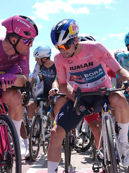 Primož Roglič de Red Bull-Bora-Hansgrohe dans le maillot rose aux côtés de Mads Pedersen au Giro d'Italia 2025.