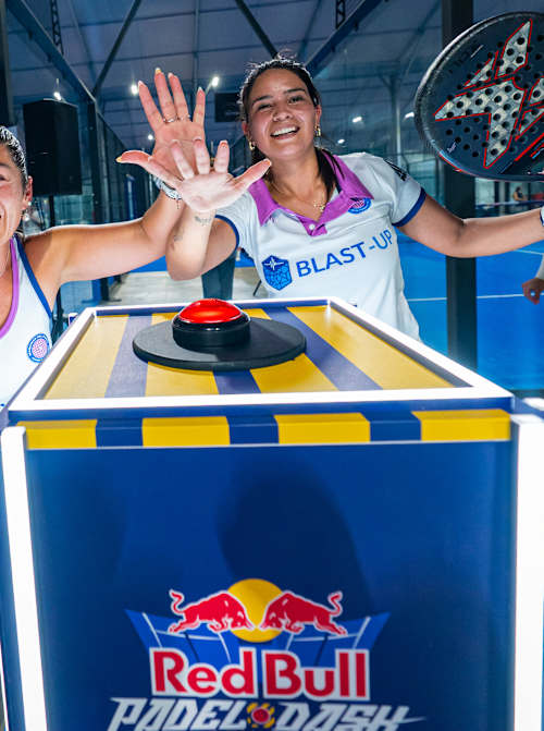 Teilnehmer aus Chile drücken den Buzzer beim Red Bull Padel Dash World Final 2025 in Sevilla, Spanien, und fangen das Adrenalin und die Aufregung dieses globalen Wettbewerbs ein