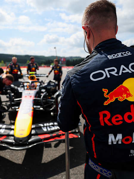 Japonec Yuki Tsunoda na mono poste Oracle Red Bull Racing RB21 na štarte  šprintu pred Veľkou cenou Belgicka F1 na okruhu Spa-Francorchamps 26. júla 2025.