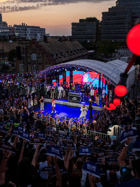 Fans jublar under livfulla ljus på Red Bull Dance Your Style 2025-evenemanget i Malmö, Sverige, när dansare värmer upp scenen med elektrifierande urbana dansbattles.