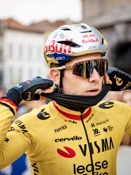 Wout van Aert della Visma Lease a Bike si prepara a gareggiare alla 110ª edizione della Ronde van Vlaanderen 2026 ad Anversa, in Belgio.