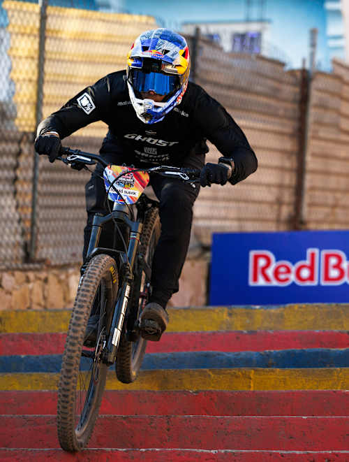 Tomáš Slavík rides down the colourful stairs at Red Bull Cerro Abajo Guanajuato 2025, showcasing bold downhill mountain biking in Guanajuato, Mexico