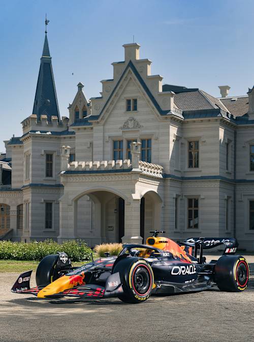 Red Bull Static Show Car RB19 vor dem Schloss Nadasdy in Nadasladany, Ungarn am 21. Juni 2025