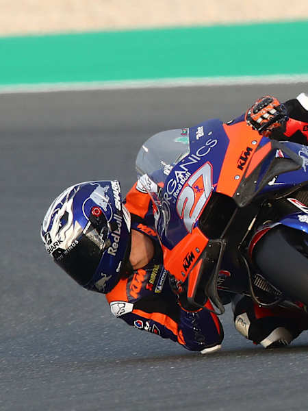 Le pilote Iker Lecuona roule au volant de sa moto pendant les séances d'essais de MotoGP de pré-saison à Doha au Qatar en février 2020.