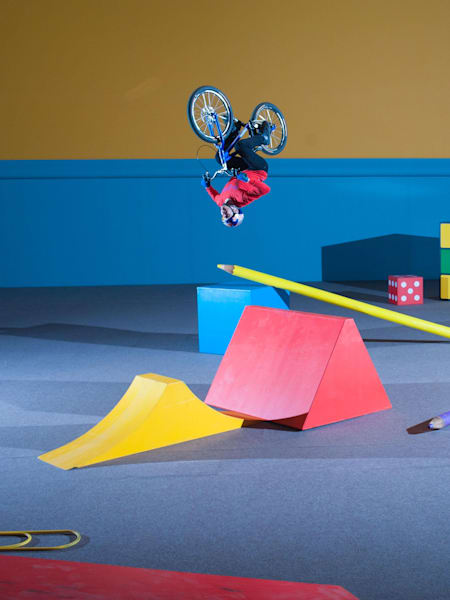 Danny MacAskill bouvcle un flip dans le film "Imaginate".