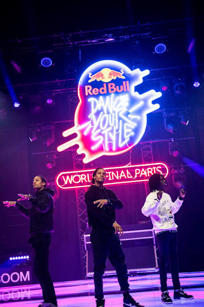 Les Twins vor dem Red Bull Dance Your Style Logo.