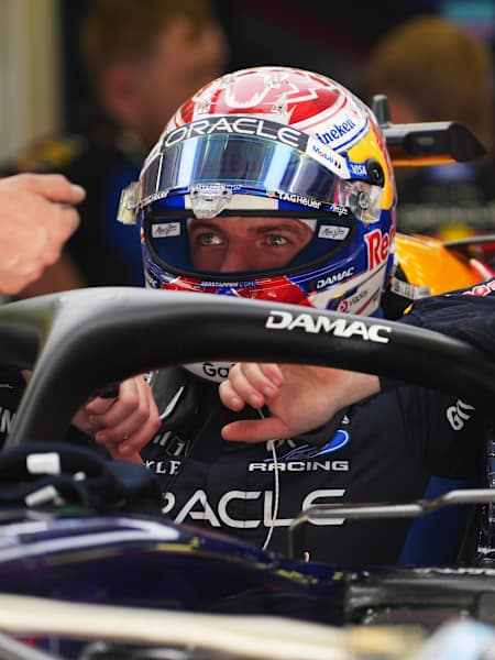 Max Verstappen v kokpitu monopostu stáje Oracle Red Bull Racing.