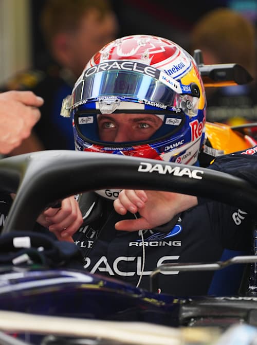 Max Verstappen v kokpitu monopostu stáje Oracle Red Bull Racing.