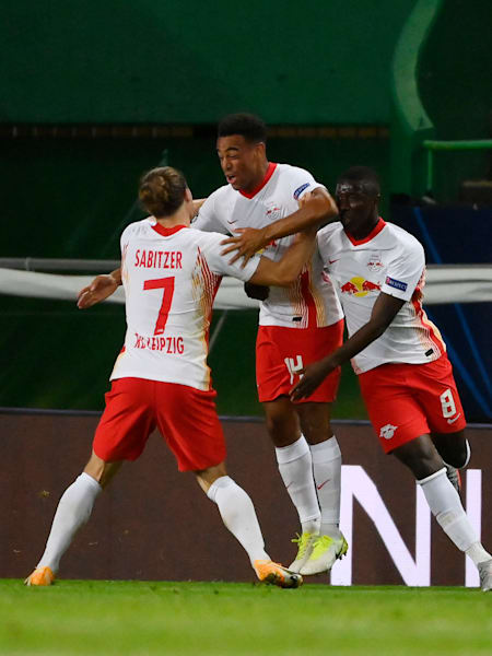 Los jugadores del RB Leipzig celebran el gol de la victoria de Tyler Adams en los cuartos de final de la Champions League contra el Atlético de Madrid.