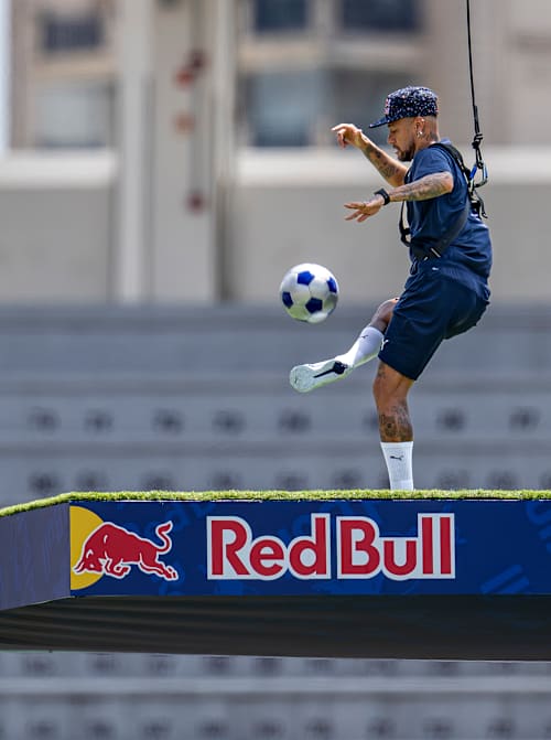 Napadač Brazila Neymar Jr. je obavio niz izazova u sklopu Red Bull Ultimate Football Challengea.