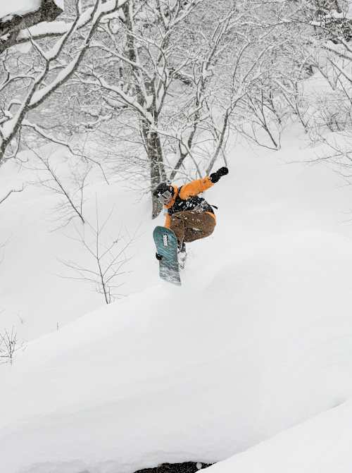 La snowboardeuse Aya Sato participe aux Natural Selection Duels 2025 au Japon.