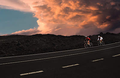 Dos ciclistas descienden por una carretera en Lanzarote, España.