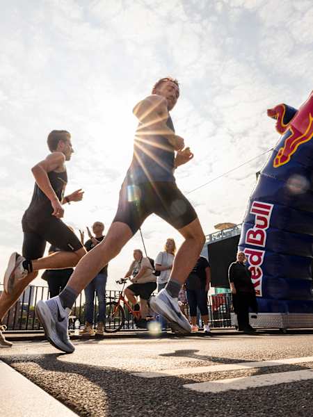 Des participants courent lors du semi-marathon de Copenhague 2023 au Danemark.