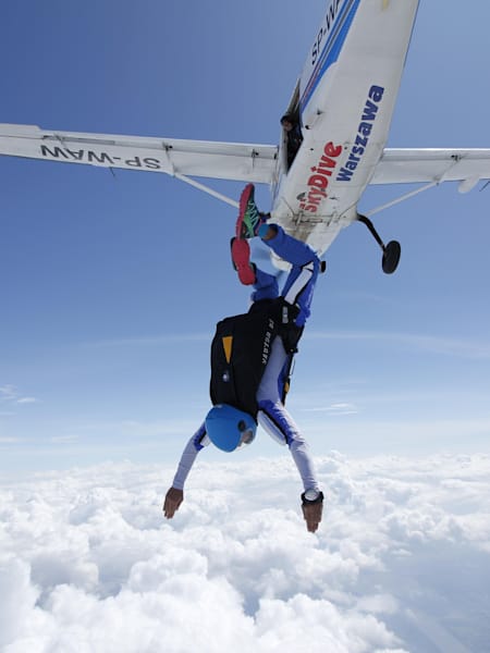 Skok z samolotu ze spadochronem nad morzem