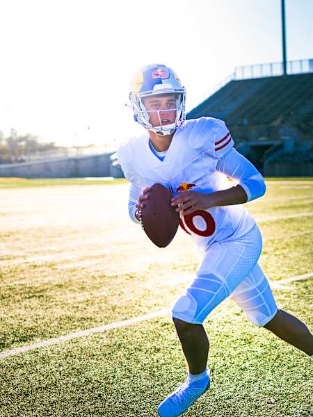 Arch Manning als Quarterback der Texas Longhorns den Offense-Rhythmus vor