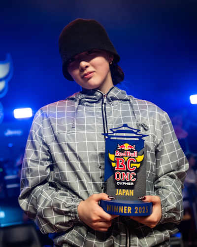 Cocoa mit der Trophäe nach dem Sieg beim Red Bull BC One Cypher Japan 2025.