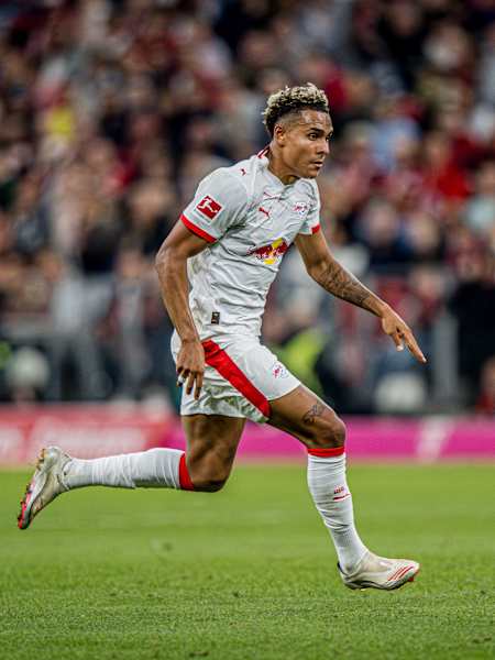 Antonio Nusa von RB Leipzig jagt dem Ball hinterher.