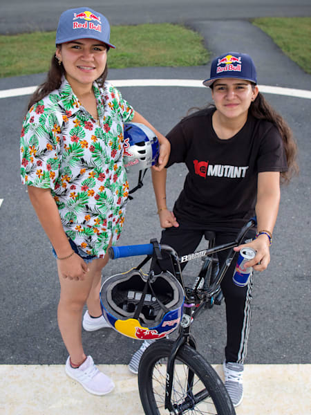 Queensaray (izquierda) y Lizsurley Villegas posan para un retrato durante el Red Bull Athlete Summit en Playa Coronado, Panamá, el 11 de diciembre de 2019.