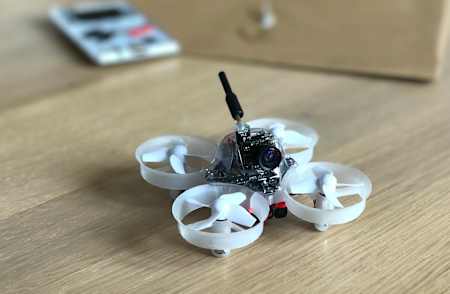 Les drones de type “Tiny Whoop” permettent de pratiquer en intérieur grâce à leur petite taille.