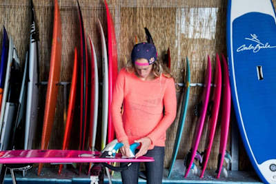 Justine Dupont, surfeuse très polyvalente, possède une variété de planches de surf assez large.