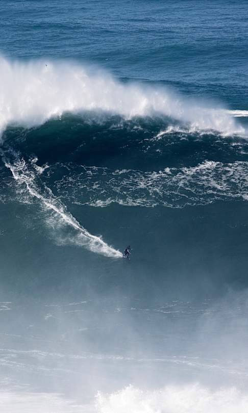 Pedro Scooby surfa onda gigante em Nazaré