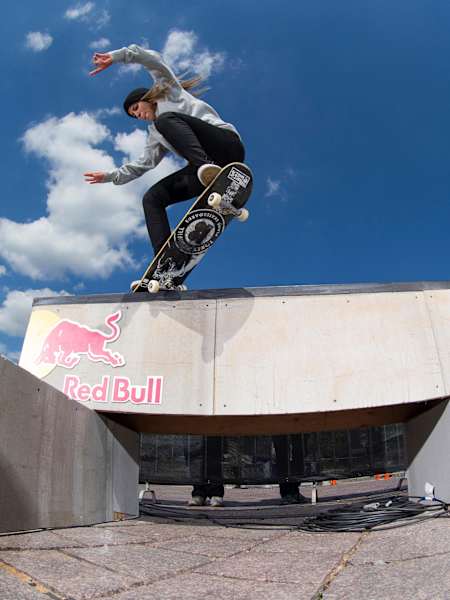 Letícia Bufoni, crooked grind na Red Bull Hart Lines.