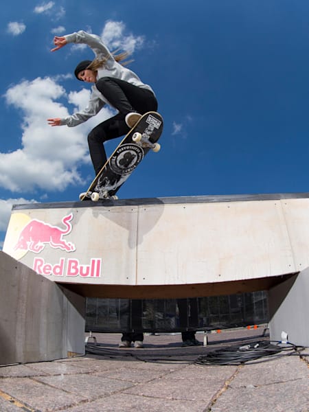 Letícia Bufoni, crooked grind na Red Bull Hart Lines.