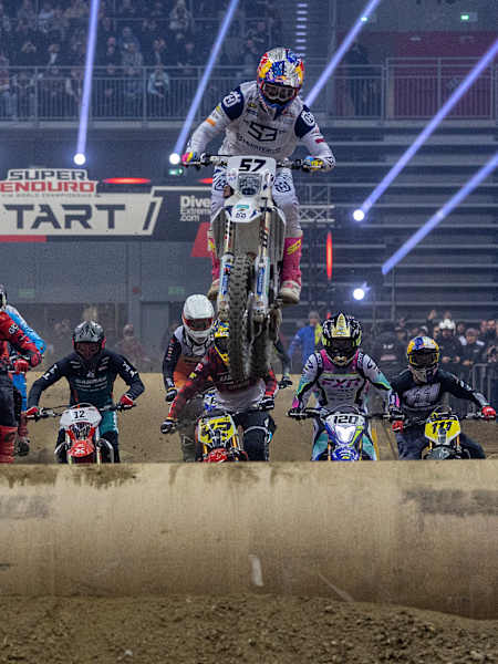 Billy Bolt, Johny Walker i Dominik Olszowy z przytupem wystartowali na Mistrzostwach Świata SuperEnduro 2024/2025 w Gliwicach