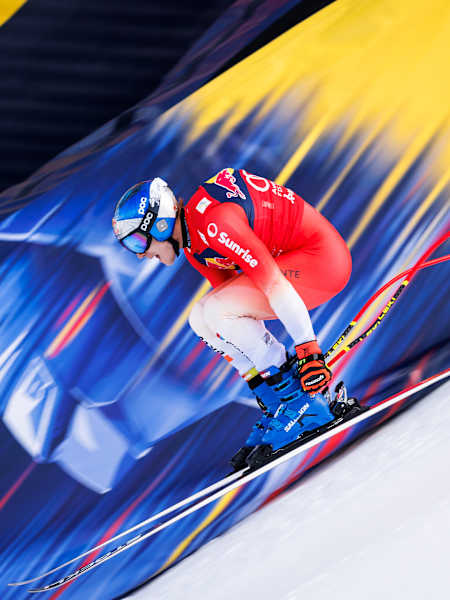 İsviçreli kayakçı Marco Odermatt, 22 Ocak 2025'te Hahnenkamm yarışı antrenmanı sırasında efsanevi Kitzbühel pistinden aşağı doğru ilerliyor.