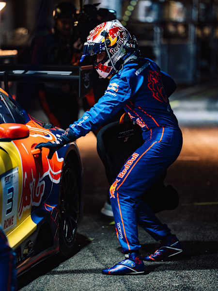 Max Verstappen, Portekiz'in Portimão kentinde düzenlenen GT World Challenge Europe Sezon Finali'nde arabasının kapısını açıyor.