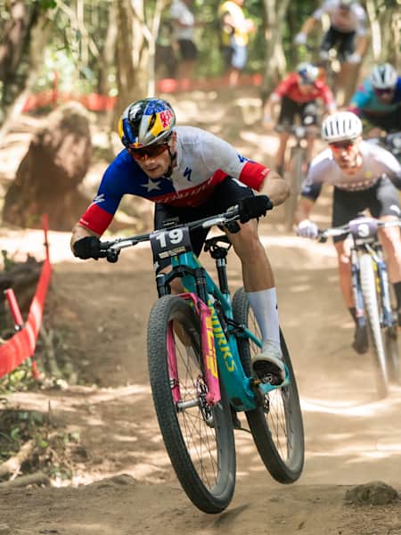 Martín Vidaurre compite en la Copa del Mundo UCI XCC en Mairipora, Brasil, el 13 de abril de 2024.