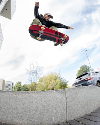Jamie Foy performs a pop shove it at Red Bull Drop In Tour in Amsterdam, Holland on October 2, 2022.