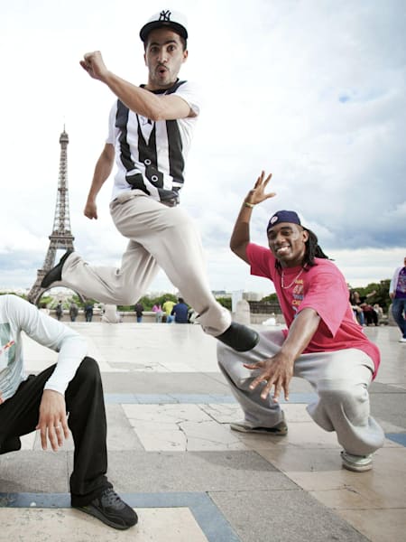 Portrait of Antoinette, P.lock, Meech and Lilou in front of the Eiffel Tower.