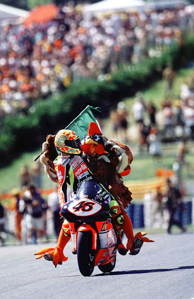 Ein echter Rossi feiert auch abseits vom Podium.