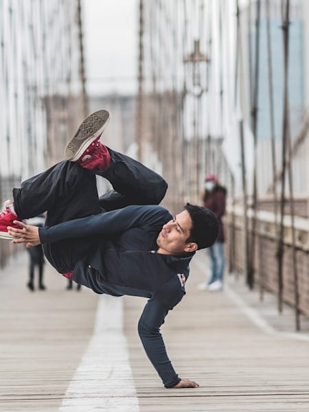 B-Boy Victor posa para un retrato en la Final Mundial de Red Bull BC One Nueva York 2022 en Nueva York, Estados Unidos, el 8 de febrero de 2022.
