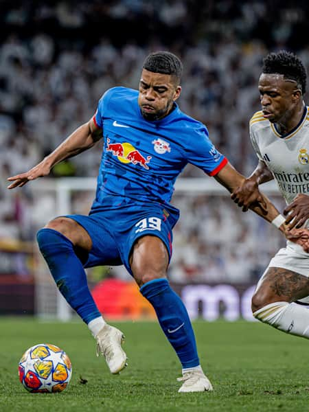 Benjamin Henrichs von RB Leipzig im Duell mit Vinicius Junior.