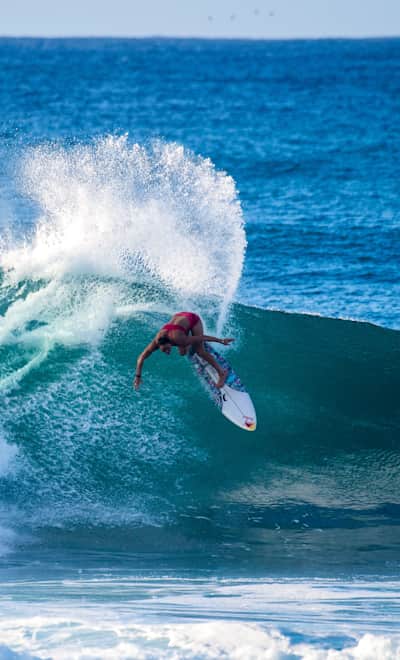 Carissa Moore surft in Haleiwa, Hawaii, am 23. Januar 2022.