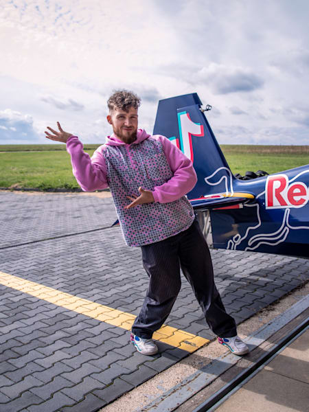 "Prze-lotne pytania" - Oskar Szymkowski