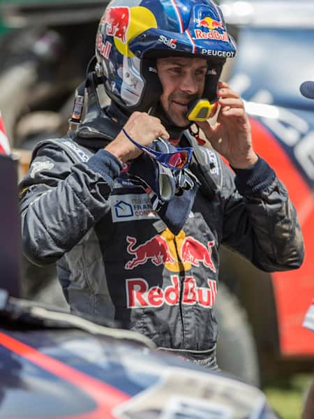 Cyril Despres, il pilota francese parla con il Team Peugeot Total prima del Rally Dakar 2016