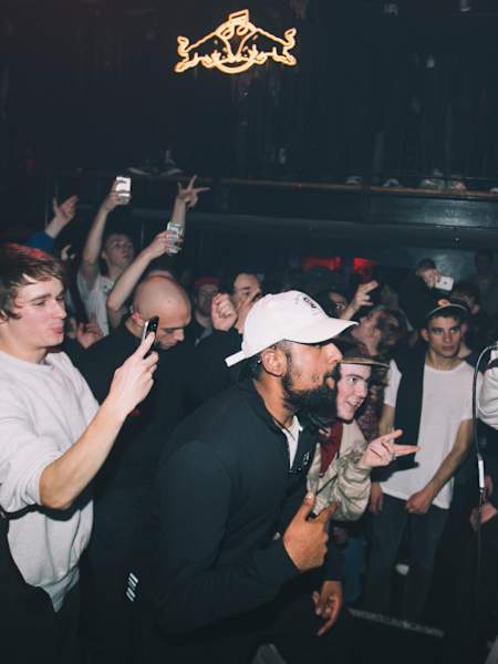 D Double E actuado en GLA X LDN en The Poetry Club en Glasgow en el Tour de Reino Unido de la RBMA 2016.