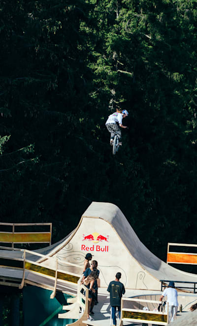 Patricia Druwen performt beim Swatch Nines 2023 im Green Hill Bikepark. 