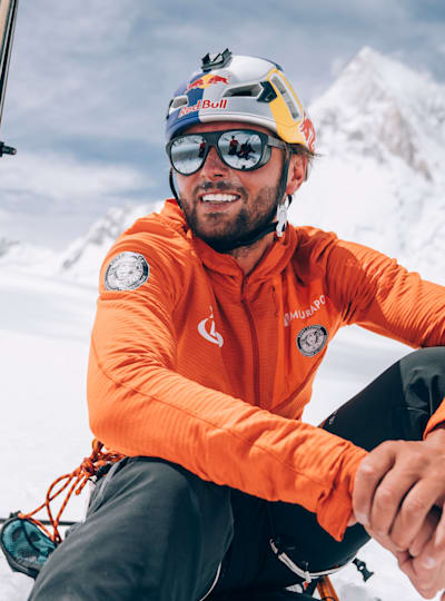 Andrzej Bargiel skiing down Karakoram's 8000m peaks