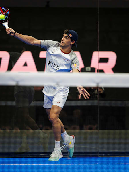 Le joueur de padel espagnol Juan Lebron frappe la balle lors d'un match du Ooredoo Qatar Major Premier Padel 2024 à Doha, au Qatar.