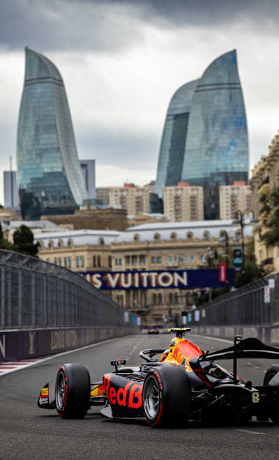 Arvid Lindblad racing F2 in Baku 2025